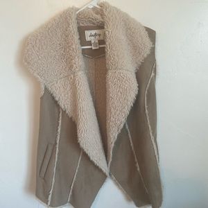 Daytrip Furry vest size medium